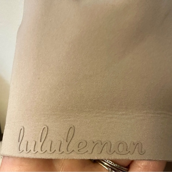 Lululemon Like Nothing Bra
Barely Beige 32DD Seamless Nude $68 Ultralu t shirt - Picture 8 of 8